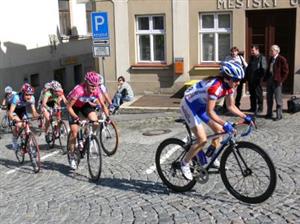 Hlavní pole závodu Gracia Orlová přijíždí na štramberské náměstí, kde byl dojezd první etapy.<br/> FOTO: ONDŘEJ ZAPLETAL