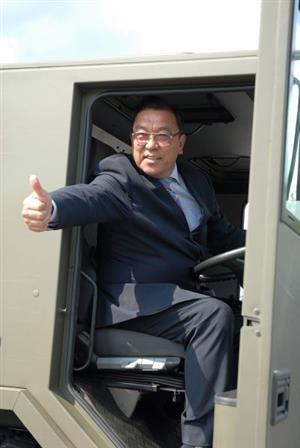 Jedním z vysokých diplomatů, který v závěru minulého týdne navštívil Tatru, byl také Sharip Omarov z Kazachstánu. Tatra se nyní snaží co nejvíce proniknout na asijské trhy.<br/>  
FOTO: DAVID MACHÁČEK
