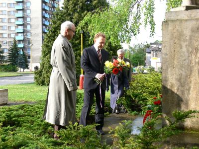 Tradičního pietního aktu k uctění obětí druhé světové války se kromě komunálních politiků účastnila jen hrstka lidí.<br/>            
FOTO: DANA HOĎÁKOVÁ
