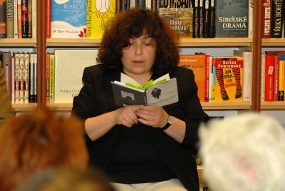 Irena Dousková předčítala posluchačům v Pohodě ze své prvotiny Goldstein píše dceři. Nejznámější je ale její Hrdý Budžes.<br/>                                                                           
FOTO: DAVID MACHÁČEK
