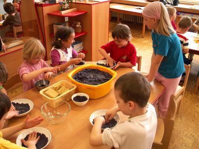 Při práci v mateřských školkách se děti setkávají formou hry nejen s klasickou výukou, ale i s netradičními výrobními postupy.<br/>
ILUSTRAČNÍ FOTO: ILONA HOFFMANNOVÁ
