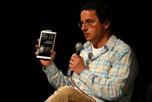 Michal Viewegh ukazuje svým čtenářům svou poslední knihu, novelu Andělé všedního dne, ze které také v Kopřivnici předčítal.<br/>
FOTO: DAVID MACHÁČEK
