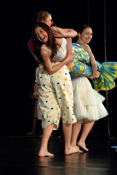 Absolventky II. stupně tanečního oboru ZUŠ Zdeňka Buriana tančí choreografii Na Matějské pouti, která byla součástí dvou velkých tanečních koncertů školy v kulturním domě.<br/>
FOTO: DAVID MACHÁČEK
