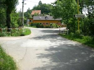 Z důvodu snížení tonáže mostu v Lubině pod přehradou vznikly místnímu družstvu potíže. Na pole do Mniší musí se svými stroji jezdit přes celou Lubinu.<br/>                           
FOTO: DANA  HOĎÁkOVÁ
