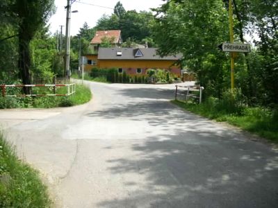 Z důvodu snížení tonáže mostu v Lubině pod přehradou vznikly místnímu družstvu potíže. Na pole do Mniší musí se svými stroji jezdit přes celou Lubinu.<br/>                           
FOTO: DANA  HOĎÁkOVÁ
