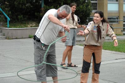 Skauti minulý týden u příležitosti kácení máje předváděli atraktivní dovednosti. Lasování si mohli vyzkoušet i kolemjdoucí.<br/> 
FOTO: DAVID MACHÁČEK
