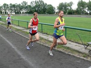 Martin Kotek a Robert Šádek spolu odvodili téměř celých pět kilometrů na letním kopřivnickém stadionu, kde se konal 11. ročník Zátopkovy pětky.<br/>                                        
FOTO: ONDŘEJ ZAPLETAL

