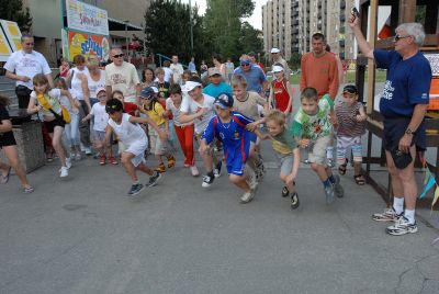 Po desáté se minulý pátek v Kopřivnici uskutečnil charitativní Běh Terryho Foxe, na start závodu se postavili děti i dospělí.<br/>       
FOTO: D. MACHÁČEK
