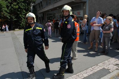 V rámci cvičného hasičského poplachu byla prověřena organizace evakuace osob z radnice. Nebyly zjištěny žádné závažné nedostatky.<br/>                                   
FOTO: DAVID MACHÁČEK
