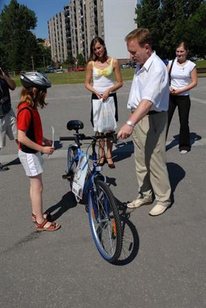 Za to, že jezdí na kole s přilbou, dostala Eva Šimelová kolo od starosty Josefa Jalůvky nové kolo. Kopřivnice se totiž zapojila do kampaně Na kolo jen s přilbou.<br/>                          
FOTO: DAVID MACHÁČEK
