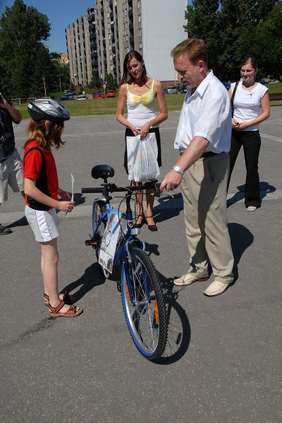 Za to, že jezdí na kole s přilbou, dostala Eva Šimelová kolo od starosty Josefa Jalůvky nové kolo. Kopřivnice se totiž zapojila do kampaně Na kolo jen s přilbou.<br/>                          
FOTO: DAVID MACHÁČEK
