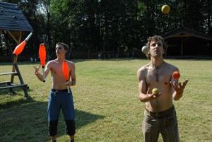 U lyžařské chaty na Červeném kameni si minulý týden v pátek dali dostaveníčko žongléři. Na akci Žonglé pořádané domem dětí se žonglovalo a užívalo léta při muzice.<br/>            
FOTO: DAVID MACHÁČEK
