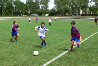 Mladší žáci brání jednomu z rozvíjejících se útoků Heřmanic v posledním mistrovském utkání úspěšné sezony.<br/>                                                                                                
FOTO: ONDŘEJ ZAPLETAL
