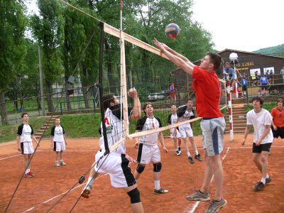 Domácí hráč úspěšně blokuje na síti jeden z útoků polských volejbalistů při sobotním turnaji juniorů a starších žákyň.<br/>                                                                                 
FOTO: ONDŘEJ ZAPLETAL
