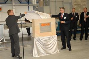 V novém výrobním závodu Behr v Mošnově se před týdnem nejen odhalovaly základní kameny, ale také se poprvé rozjela výrobní linka v pozadí snímku. <br/>                                                                         
FOTO: DAVID MACHÁČEK
