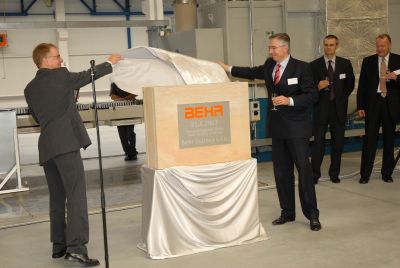 V novém výrobním závodu Behr v Mošnově se před týdnem nejen odhalovaly základní kameny, ale také se poprvé rozjela výrobní linka v pozadí snímku. <br/>                                                                         
FOTO: DAVID MACHÁČEK
