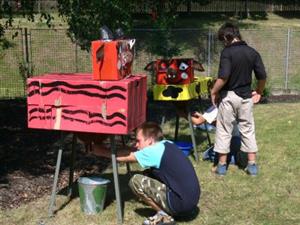 „Dojení“ papírových krav, ze kterých vytékala voda, patřilo k vyhledávaným zastavením pod režií DDM Nový Jičín. <br/>                                           
FOTO: ILONA HOFFMANNOVÁ
