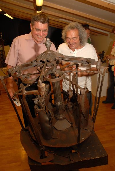 Rakouský výtvarník Otto Potsch na vernisáži v Šustalově vile vysvětluje funkci jednoho ze svých Šroťáčků.  (Více o unikátní výstavě čtěte na straně 4).<br/>                                       
FOTO: DAVID MACHÁČEK
