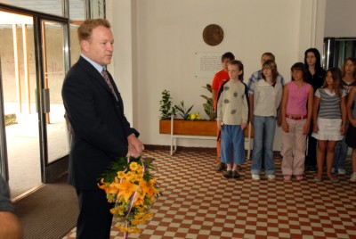 Pietní akt k uctění památky dr. Milady Horákové se ve vestibulu místní školy nesoucí její jméno letos konal už podesáté.<br/><br/>
FOTO: DAVID MACHÁČEK
