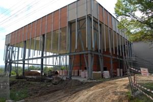 Pracovníci firmy Tchas museli nejdříve demontovat původní skelet tělocvičny v Lubině, aby mohli začít se stavebními pracemi. Ty mají být dokončeny do konce října.<br/><br/> 
FOTO: DAVID MACHÁČEK