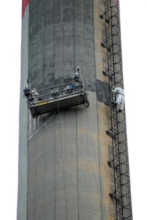 Už několik týdnů pracuje skupinka mužů na opravách komínu Energetiky Kopřivnice. V příštím roce bude rekonstrukce pokračovat opravami vnitřku komínu.<br/><br/>
FOTO: DAVID MACHÁČEK