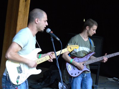 Bruntálské alternativní duo Jindra Holubec předvádělo na druhém ročníku JENTAKfestu velmi originální pojetí kytarové hudby..<br/><br/>
FOTO: ONDŘEJ ZAPLETAL