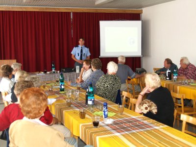 Přednáška zástupců Policie ČR o tom, jak nenaletět podvodníkům a jak si dostatečně zabezpečit majetek, přilákala pozornost mnoha seniorů, pro které byla speciálně určena.<br/>                         