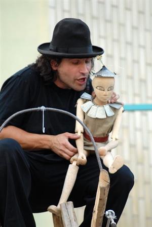 Divadlo Mimotaurus se dvěma představeními v pátek 27. července postaralo o kulturní předěl letních prázdnin. Na snímku pohádková hra Dloušiby.<br/>                                        
FOTO: DAVID MACHÁČEK
