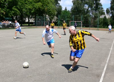 Hráči legendárního kopřivnického týmu R.U.M. (v pruhovaném dresu) se stali vítězi prvního ročníku turnaje starých gard v malé kopané.<br/>                                                       
FOTO: ONDŘEJ ZAPLETAL
