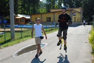 Skákací boty, stále populárnější netradiční sportovní náčiní, si lidé na koupališti mohli vyzkoušet v rámci zážitkové akce.<br/>     
FOTO: DAVID MACHÁČEK
