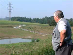 Protipovodňový poldr ochrání část Kateřinic před častými záplavami. „Na podzim ještě provedeme výsadbu keřů,“ dodal starosta Vladimír Londin.<br/>                                   
FOTO: ILONA MAZALOVÁ
