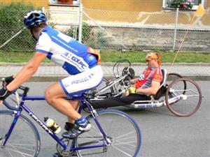 Smíšený pár cyklisty a vozíčkáře na handbiku byl kuriozitou dvaadvacátého ročníku cyklomaratonu dvojic Lichnov 24 hodin.<br/>                                                                   
FOTO: ONDŘEJ ZAPLETAL
