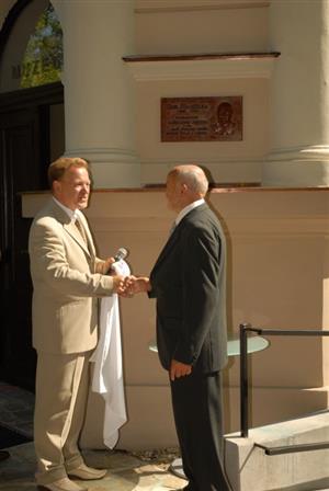 Starosta Josef Jalůvka (vlevo) a syn Emila Hanzelky Lubomír odhalili minulou sobotu bronzovou pamětní desku zakladateli zdejšího muzejnictví.<br/>                            
FOTO: DAVID MACHÁČEK
