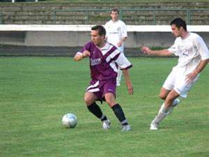 V utkání 1. kola Českého poháru dokázali kopřivničtí fotbalisté vyřadit favorita Vlčovice-Mniší. Důležitým hráčem byl i Lukáš Kühnert (vpravo).<br/>                                           
FOTO: ONDŘEJ ZAPLETAL
