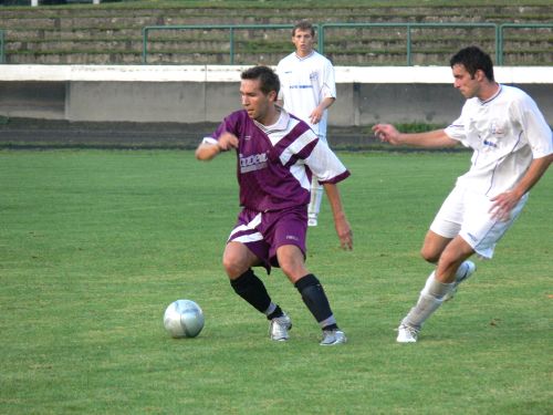 V utkání 1. kola Českého poháru dokázali kopřivničtí fotbalisté vyřadit favorita Vlčovice-Mniší. Důležitým hráčem byl i Lukáš Kühnert (vpravo).<br/>                                           
FOTO: ONDŘEJ ZAPLETAL
