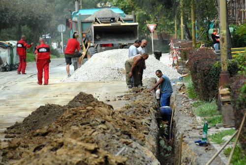 Rekonstrukce vodovodního potrubí na ulici Karla Čapka bude ještě nějakou dobu komplikovat pohyb po chodnících i silnici.<br/>       
FOTO: DAVID MACHÁČEK
