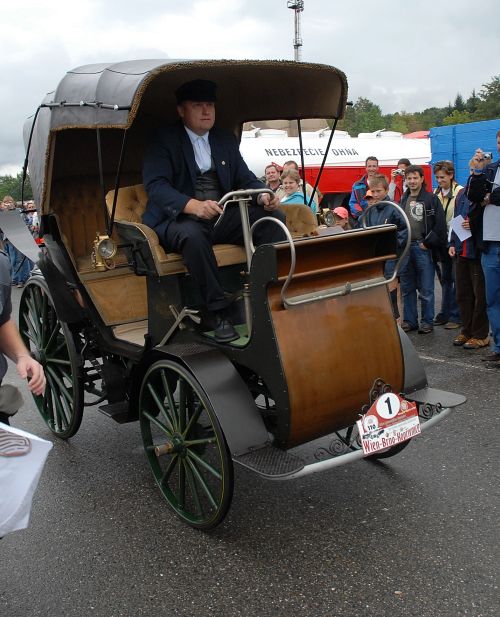 Své stodesáté narozeniny slavil v sobotu automobil Präsident. Tisícům přihlížejících v rámci velkolepé párty předvedl, že po vlastní ose jezdit nezapomněl.<br/> 
FOTO: DAVID MACHÁČEK
