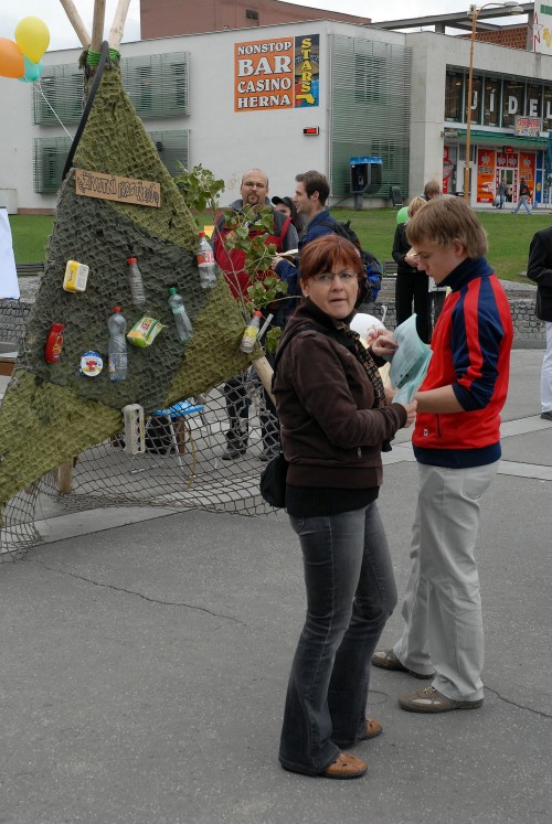 Zapojit co největší počet obyvatel do diskuze o budoucí podobě Kopřivnice bylo cílem pondělního veřejného projednávání Strategického plánu města před kulturním domem. <br/>FOTO: DAVID MACHÁČEK
