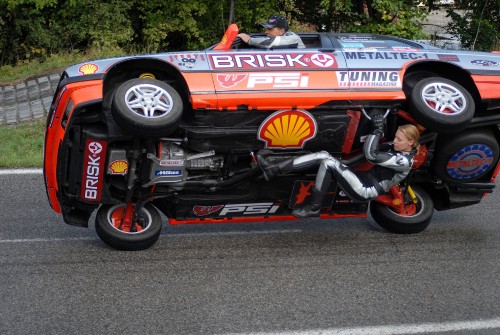Tuning show tentokrát navštívilo výrazně méně lidí. Ti, kteří dorazili, si mohli kromě upravených aut vychutnat například i atraktivní kousky kaskadérů. <br/>FOTO: DAVID MACHÁČEK