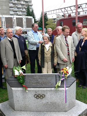 V rámci velkých oslav kopřivnického sportu, které vyvrcholily Během rodným krajem Emila Zátopka, došlo i na uctění památky legendárního olympionika.<br/>                             
FOTO: ONDŘEJ ZAPLETAL
