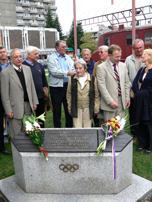 V rámci velkých oslav kopřivnického sportu, které vyvrcholily Během rodným krajem Emila Zátopka, došlo i na uctění památky legendárního olympionika.<br/>                             
FOTO: ONDŘEJ ZAPLETAL
