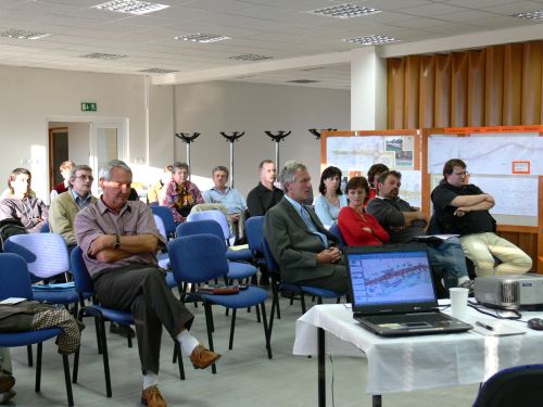 Lidé si se zájmem vyslechli představy autora projektu rekonstrukce ulice Štramberské a poté vystoupili se svými připomínkami.<br/>  
FOTO: DANA HOĎÁKOVÁ
