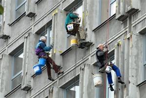 Dělníci  na lanech odstraňují z pláště budovy nové radnice kusy zvětralého betonu, práce na tomto provizorním řešení by měly při dobrém počasí skončit tento týden.<br/>               
FOTO: DAVID MACHÁČEK
