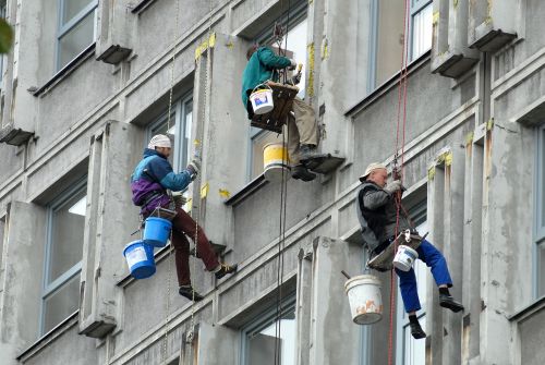 Dělníci  na lanech odstraňují z pláště budovy nové radnice kusy zvětralého betonu, práce na tomto provizorním řešení by měly při dobrém počasí skončit tento týden.<br/>               
FOTO: DAVID MACHÁČEK
