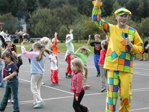 Na obecních slavnostech ve Skotnici se minulou sobotu nejvíce vydováděly nejmenší děti. Jim byla určena jízda na koni, balonková show a vystoupení klauna Hopsalína.<br/>         
FOTO: ILONA MAZALOVÁ