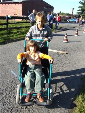 Na Bubla City ranči v rámci Dne bez aut byly připraveny různé soutěže. Mezi nimi byla i jízda zručnosti na invalidním vozíku.<br/>                                                                            
FOTO: IVANA RAŠKOVÁ
