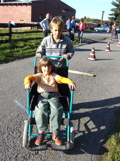 Na Bubla City ranči v rámci Dne bez aut byly připraveny různé soutěže. Mezi nimi byla i jízda zručnosti na invalidním vozíku.<br/>                                                                            
FOTO: IVANA RAŠKOVÁ
