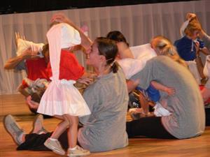 Rodiče s dětmi předvedli své secvičené vystoupení také v rámci oslav sta let od založení organizované tělovýchovy v Kopřivnici.<br/>                                                                  
FOTO: ONDŘEJ ZAPLETAL
