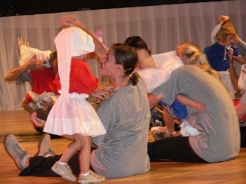 Rodiče s dětmi předvedli své secvičené vystoupení také v rámci oslav sta let od založení organizované tělovýchovy v Kopřivnici.<br/>                                                                  
FOTO: ONDŘEJ ZAPLETAL
