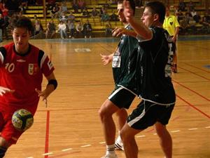 Radek Bartošic (u míče) v nedělním utkání s Prešovem často trápil hostující obranu. Probíjel se jak zleva, tak i z pravé strany a nebál se zakončovat.<br/>                                  
FOTO: ONDŘEJ ZAPLETAL
